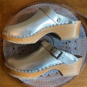 Girls Silver Hanna Andersson clogs size 34 size US 2 size US 3 adorable 💫